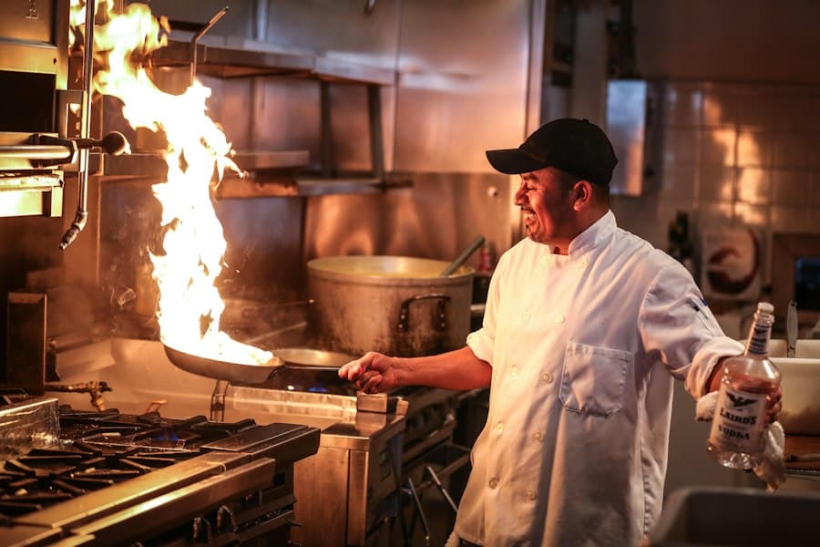 Uno chef al lavoro in cucina